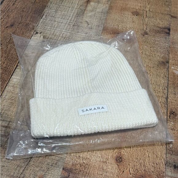 The Sakara Beanie new in package - Picture 1 of 4